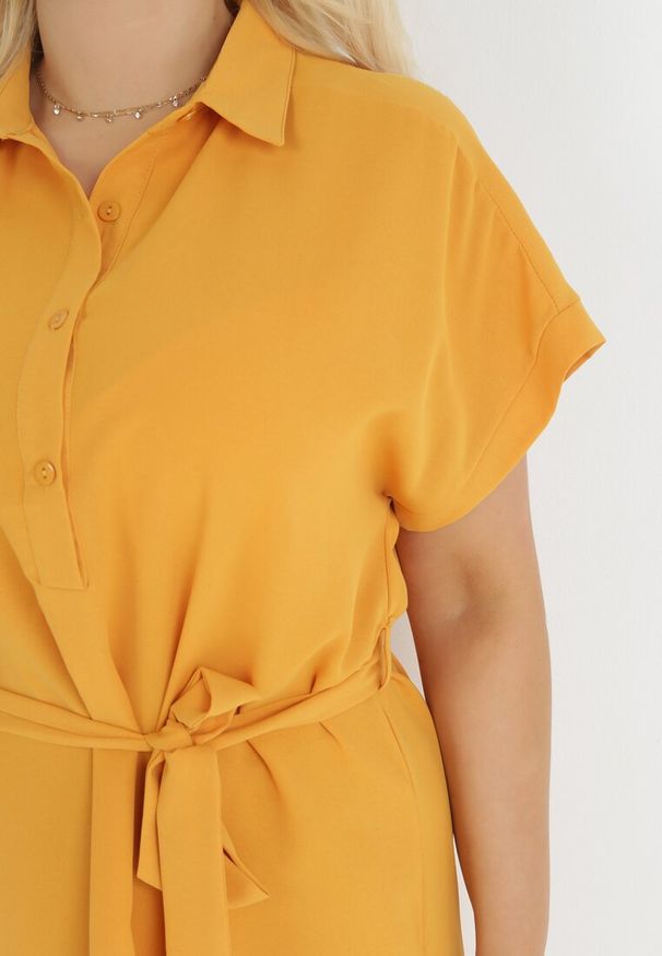 Born2be - Żółta Koszulowa Sukienka z Krótkim Rękawem i Wiązaniem w Pasie Mistie. Kolekcja: plus size. Kolor: żółty. Materiał: materiał. Długość rękawa: krótki rękaw. Wzór: gładki. Sezon: lato, wiosna. Typ sukienki: koszulowe. Długość: midi