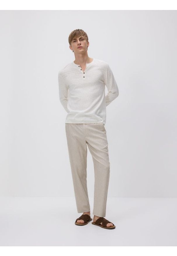 Reserved - Sweter henley - złamana biel. Typ kołnierza: typu henley. Materiał: dzianina, len