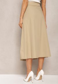 Renee - Beżowa Plisowana Spódnica Midi z Ozdobną Klamerką o Rozkloszowanym Kroju Galeasa. Okazja: na co dzień, na imprezę. Kolor: beżowy. Styl: casual #3