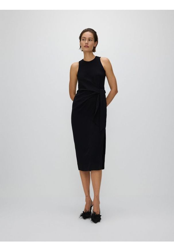 Reserved - Sukienka midi z wiązaniem - czarny. Kolor: czarny. Materiał: tkanina. Wzór: gładki. Typ sukienki: proste. Długość: midi