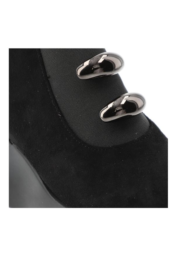 Czarne Botki S.Barski Modne Buty Damskie Na Koturnie. Zapięcie: klamry. Kolor: czarny. Materiał: zamsz, materiał. Wzór: aplikacja. Obcas: na koturnie. Styl: elegancki