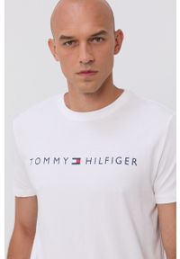 TOMMY HILFIGER - Tommy Hilfiger Komplet piżamowy kolor biały z nadrukiem. Kolor: biały. Materiał: tkanina, bawełna, dzianina. Wzór: nadruk #7