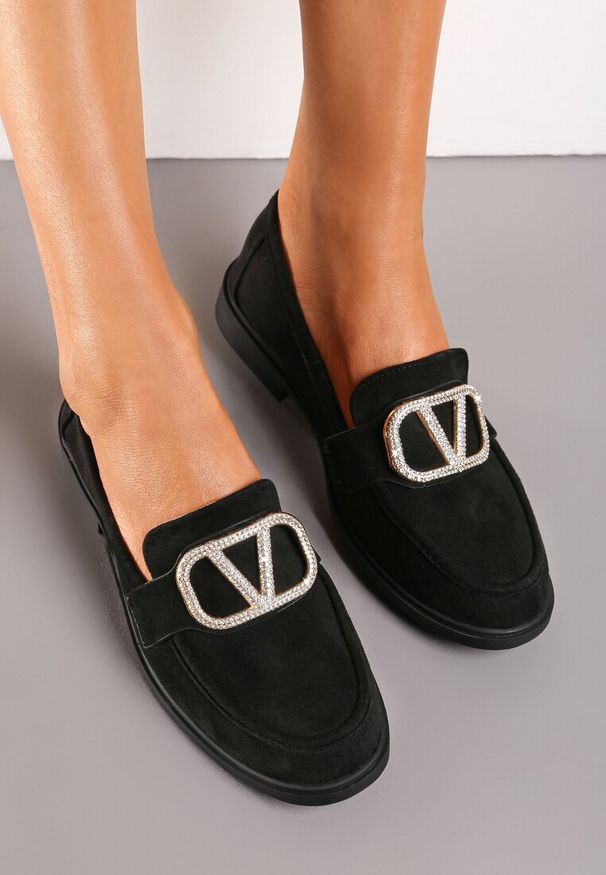 Renee - Czarne Mokasyny Ozdobione Klamerką i Cyrkoniami z Ekozamszu Ahira. Kolor: czarny. Wzór: aplikacja. Styl: retro, vintage, boho