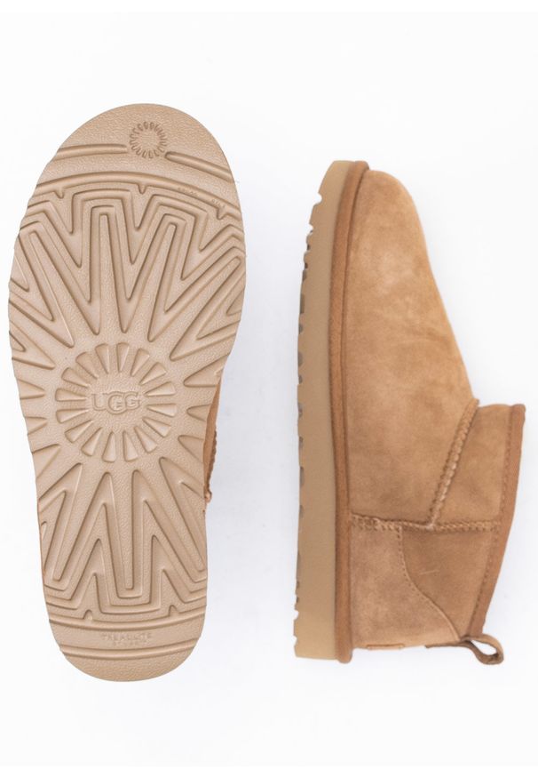 Ugg - UGG W Classic Ultra Mini Buty zimowe damskie. Okazja: na spacer, na co dzień. Wysokość cholewki: przed kostkę. Kolor: brązowy. Materiał: zamsz, jeans, materiał, wełna. Szerokość cholewki: normalna. Sezon: zima. Styl: elegancki, casual, klasyczny