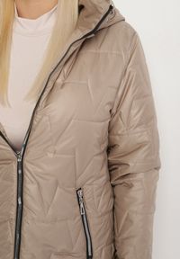 Born2be - Beżowa Pikowana Kurtka z Kapturem w Klasycznym Stylu Mallissa. Okazja: na spacer. Typ kołnierza: kaptur. Kolekcja: plus size. Kolor: beżowy. Materiał: jeans. Wzór: aplikacja. Styl: klasyczny #7