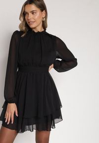 Born2be - Czarna Rozkloszowana Sukienka Siateczkowa z Bufiastymi Rękawami Isovana. Okazja: na co dzień. Kolor: czarny. Styl: casual, elegancki #1