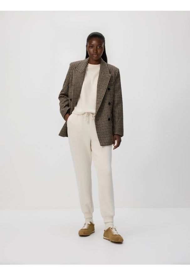 Reserved - T-shirt z modalem - beżowy. Kolor: beżowy. Materiał: dzianina