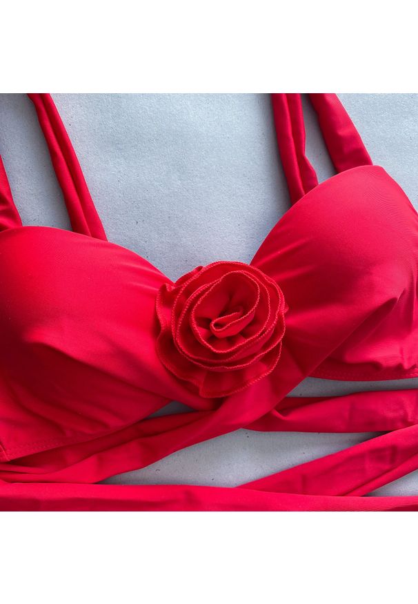 Intica - Strój kąpielowy z pareo i różami 3D na plażę Damhnait. Kolor: czerwony. Materiał: materiał. Wzór: aplikacja