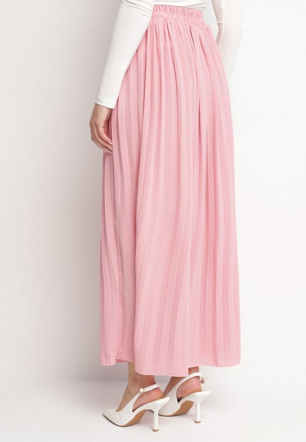 Born2be - Różowa Spódnica o Rozkloszowanym Kroju z Plisami i Gumką w Talii Ulithra. Okazja: na co dzień. Kolor: różowy. Styl: klasyczny, casual, elegancki