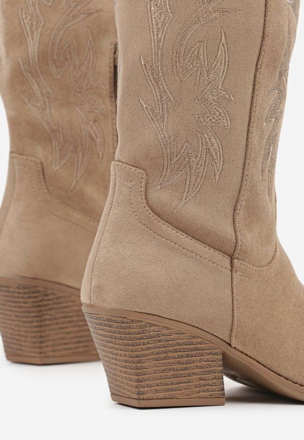 Born2be - Ciemnobeżowe Kozaki Kowbojki na Stożkowym Obcasie z Haftowaną Cholewką Nallissea. Okazja: na co dzień. Kolor: beżowy. Materiał: skóra, jeans. Szerokość cholewki: normalna. Wzór: haft. Obcas: na obcasie. Styl: casual. Wysokość obcasa: średni