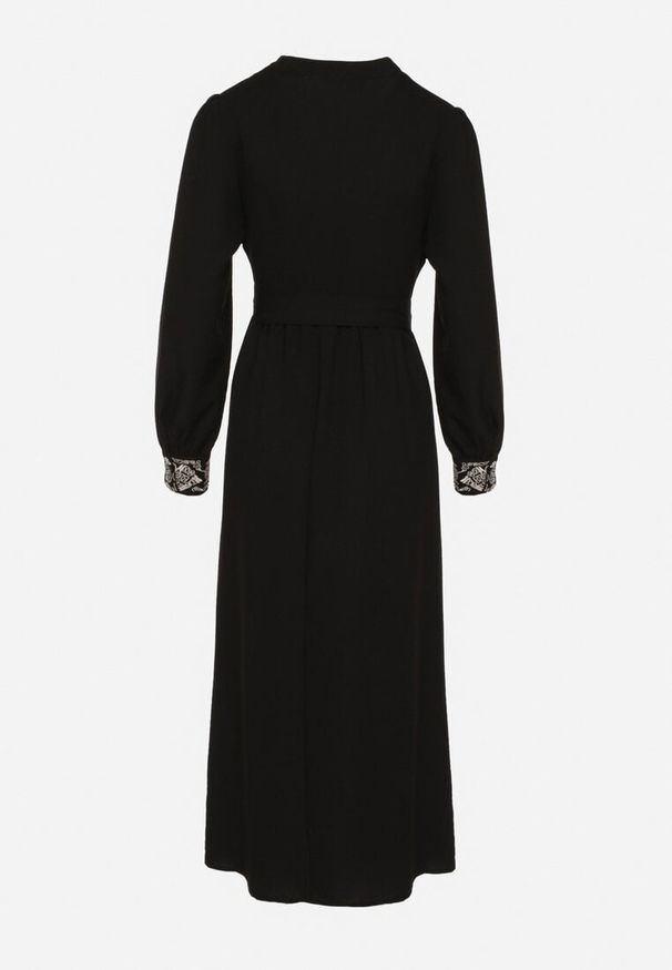 Born2be - Czarna Sukienka z Wiskozą o Rozkloszowanym Kroju z Haftem i Paskiem Ninavela. Okazja: na co dzień. Kolor: czarny. Materiał: wiskoza. Długość rękawa: długi rękaw. Wzór: haft. Typ sukienki: rozkloszowane. Styl: boho, casual