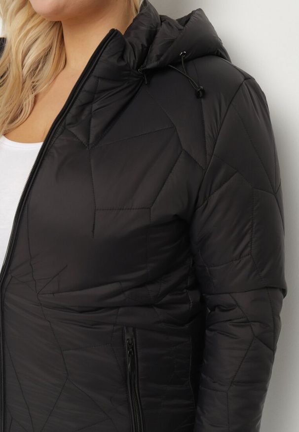 Born2be - Czarna Kurtka Wiatrówka Pikowana z Odpinanym Kapturem Delmenea. Okazja: na co dzień. Kolor: czarny. Materiał: jeans. Styl: casual, elegancki