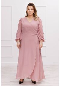 Moda Size Plus Iwanek - Szyfonowa długa sukienka Nikole na wesele w kolorze pudrowego różu plus size xxl. Okazja: na wesele, na ślub cywilny. Typ kołnierza: dekolt w kształcie V. Kolekcja: plus size. Kolor: różowy. Materiał: szyfon. Typ sukienki: dla puszystych. Styl: elegancki. Długość: maxi #1