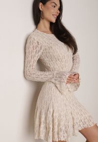 Born2be - Beżowa Sukienka Koronkowa z Rozkloszowanymi Rękawami Cinatea. Okazja: na co dzień. Typ kołnierza: kokarda. Kolor: beżowy. Materiał: koronka. Typ sukienki: proste. Styl: casual #3