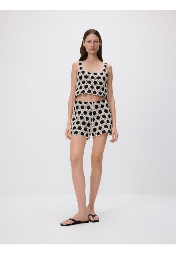 Reserved - Ażurowe szorty - wielobarwny. Materiał: dzianina, bawełna. Wzór: ażurowy