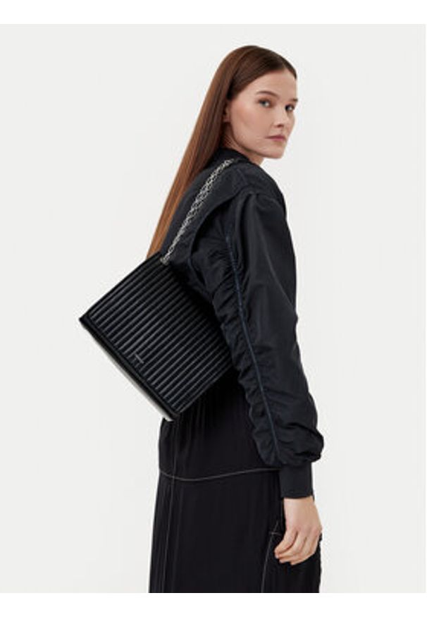 Calvin Klein Torebka Mini Line Quilt Shoulder Bag K60K613080 Czarny. Kolor: czarny. Materiał: skórzane