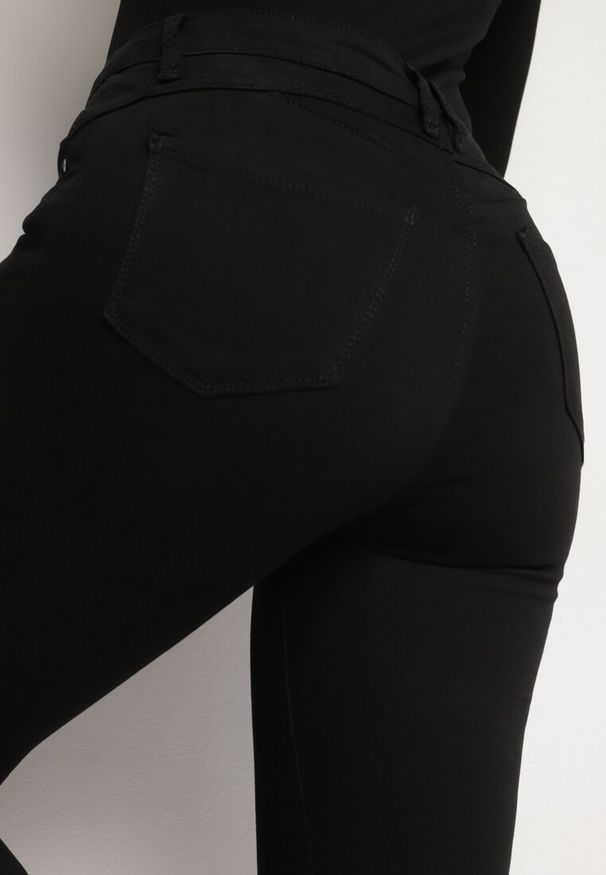 Born2be - Czarne Jeansy Skinny z Regularnym Stanem Ingas. Kolor: czarny. Długość: krótkie. Wzór: gładki