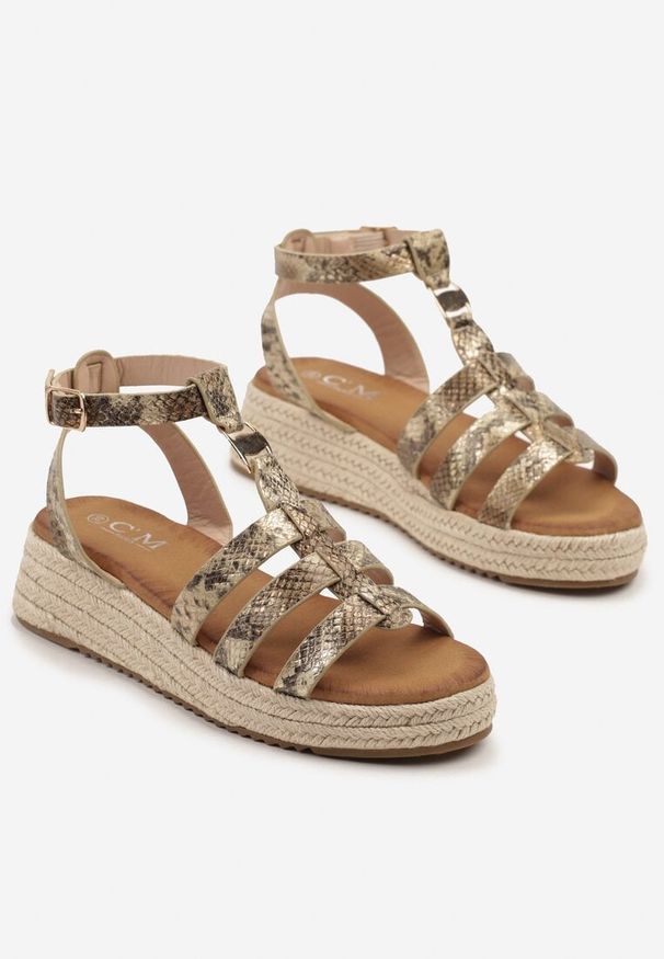 Born2be - Złote Wężowe Sandały na Podeszwie z Plecionki Tilimi. Okazja: na spacer, na plażę. Kolor: złoty. Sezon: wiosna, lato. Obcas: na koturnie. Styl: klasyczny, elegancki