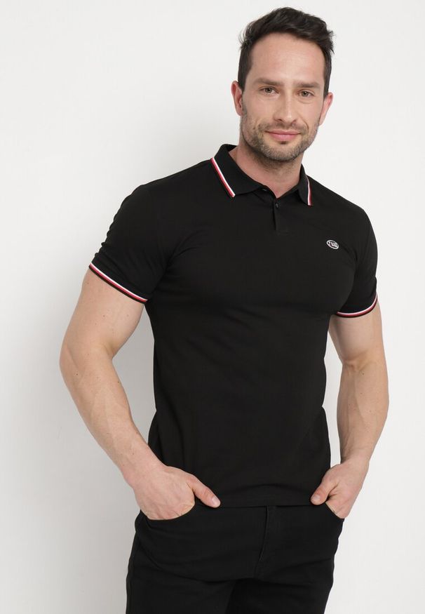 Born2be - Czarna Bawełniana Koszulka Polo z Krótkim Rękawem i Kołnierzykiem Ozdobiona Paskami Vinneli. Okazja: na spotkanie biznesowe. Typ kołnierza: polo. Kolor: czarny. Materiał: bawełna. Długość rękawa: krótki rękaw. Długość: krótkie. Wzór: aplikacja. Styl: elegancki, klasyczny, sportowy, biznesowy