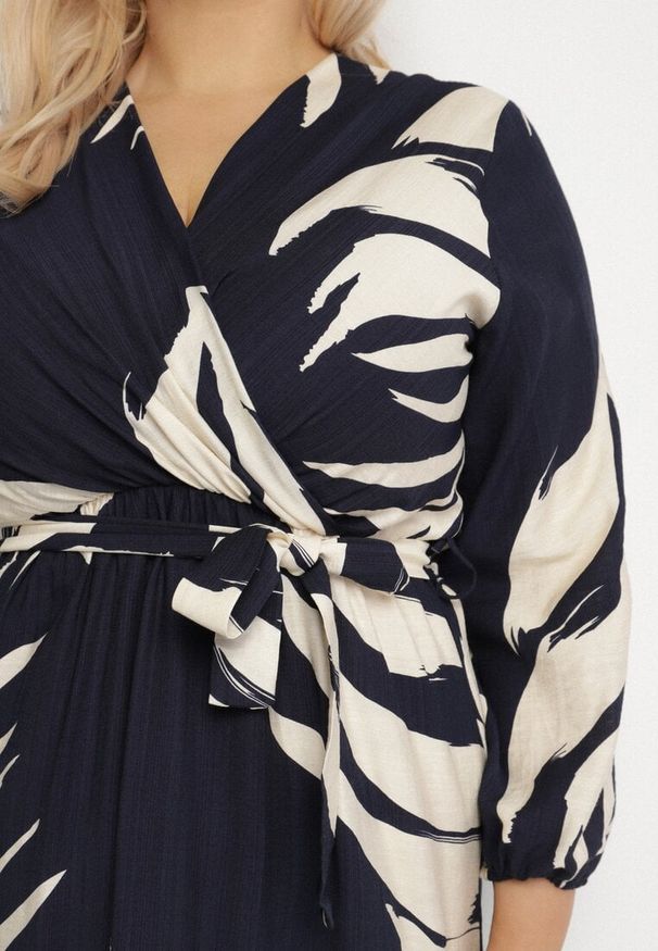 Born2be - Granatowa Sukienka Rozkloszowana z Paskiem z Kopertowym Dekoltem i z Wiskozą Anelara. Okazja: na co dzień. Typ kołnierza: dekolt kopertowy. Kolekcja: plus size. Kolor: niebieski. Materiał: wiskoza. Typ sukienki: kopertowe. Styl: casual
