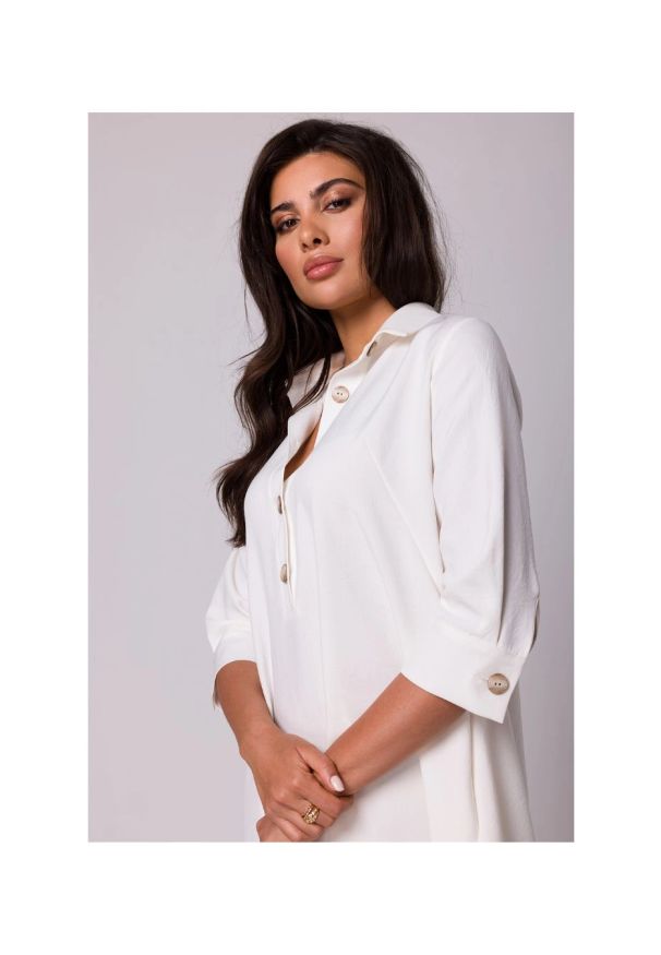 BeWear - Luźna sukienka z kołnierzykiem guzikami i kieszeniami ecru. Materiał: materiał. Typ sukienki: trapezowe