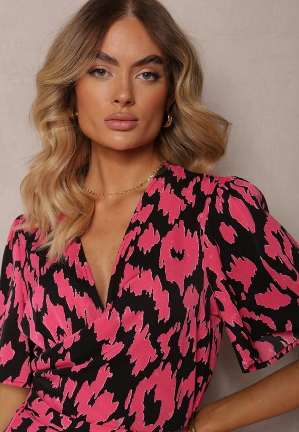 Renee - Czarno-Różowa Sukienka z Kopertowym Dekoltem i Ozdobnymi Wycięciami z Gumką w Pasie i Paskiem Bonlea. Kolor: czarny. Długość rękawa: krótki rękaw. Typ sukienki: kopertowe