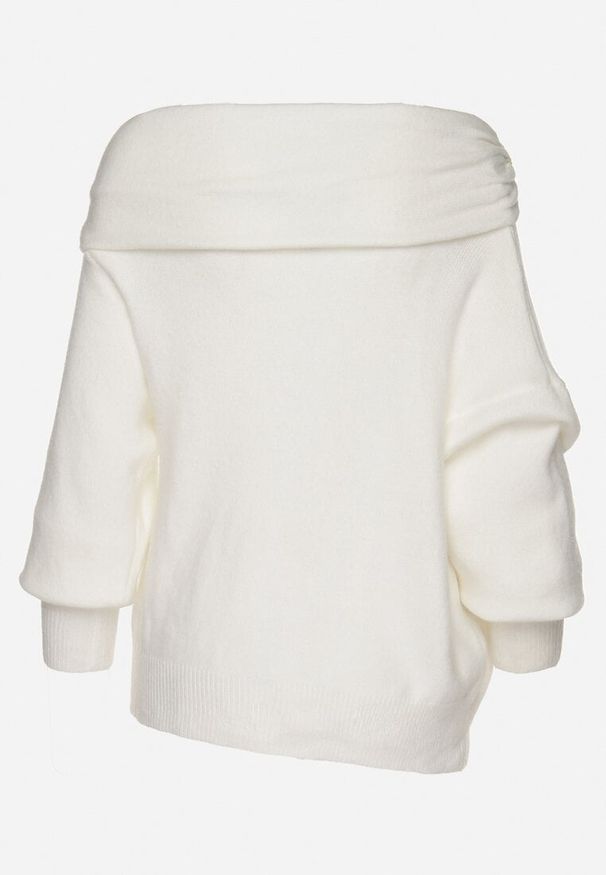 Born2be - Biały Sweter z Wiskozą z Marszczonym Dekoltem i Odkrytymi Ramionami Neliola. Okazja: na co dzień. Kolor: biały. Materiał: wiskoza. Wzór: aplikacja. Styl: elegancki, casual