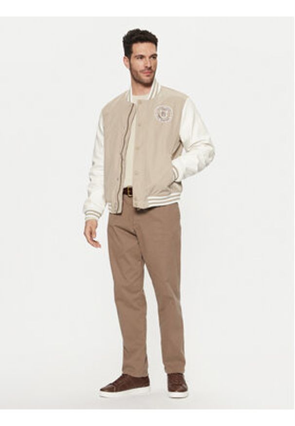 Guess Kurtka bomber M5RL19 WGU82 Khaki Regular Fit. Kolor: beżowy, brązowy. Materiał: syntetyk