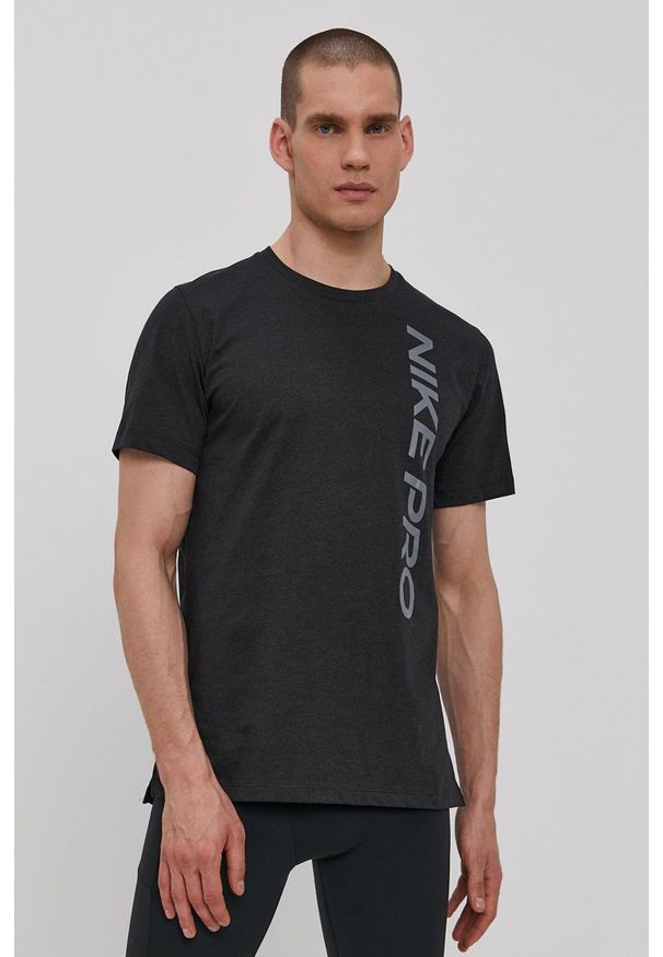 Nike - T-shirt. Okazja: na co dzień. Kolor: szary. Materiał: tkanina, dzianina, skóra, włókno. Wzór: nadruk. Styl: casual