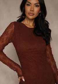 Renee - Brązowa Koronkowa Sukienka Typu Longsleeve o Dopasowanym Kroju Zenoresa. Kolor: brązowy. Materiał: koronka. Długość rękawa: długi rękaw. Typ sukienki: oversize. Styl: elegancki #3