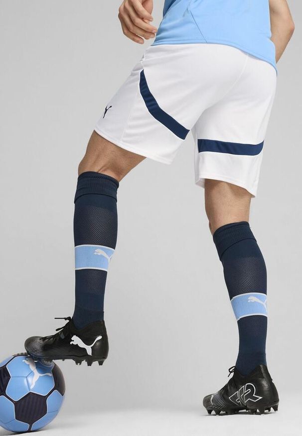 Puma - Szorty Manchester City 2024/25. Kolor: biały, wielokolorowy, niebieski. Sport: piłka nożna