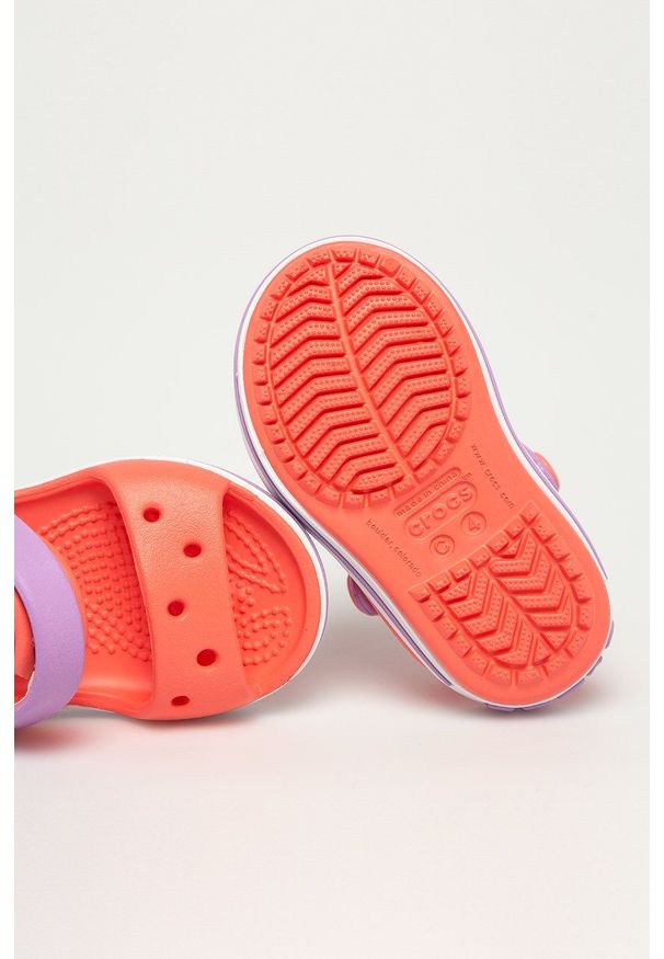 Crocs - Sandały dziecięce. Zapięcie: rzepy. Kolor: pomarańczowy. Materiał: guma, materiał. Wzór: gładki. Obcas: na obcasie. Wysokość obcasa: niski