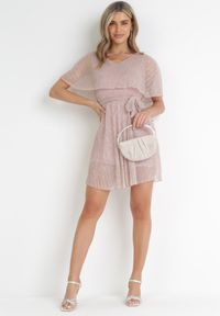 Born2be - Różowa Błyszcząca Sukienka Mini z Gumką w Talii z Szeroką Falbaną przy Dekolcie Farinne. Kolor: różowy. Materiał: materiał, tkanina. Długość rękawa: krótki rękaw. Wzór: gładki. Sezon: lato, wiosna. Styl: wizytowy. Długość: mini #3