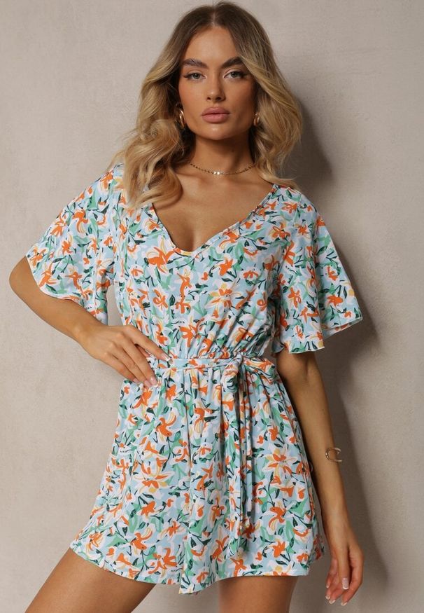 Renee - Jasnoniebieski Kombinezon z Dekoltem w Serek z Gumką w Talii i Materiałowym Paskiem Tessanda. Okazja: na co dzień. Kolor: niebieski. Materiał: materiał. Styl: elegancki, casual