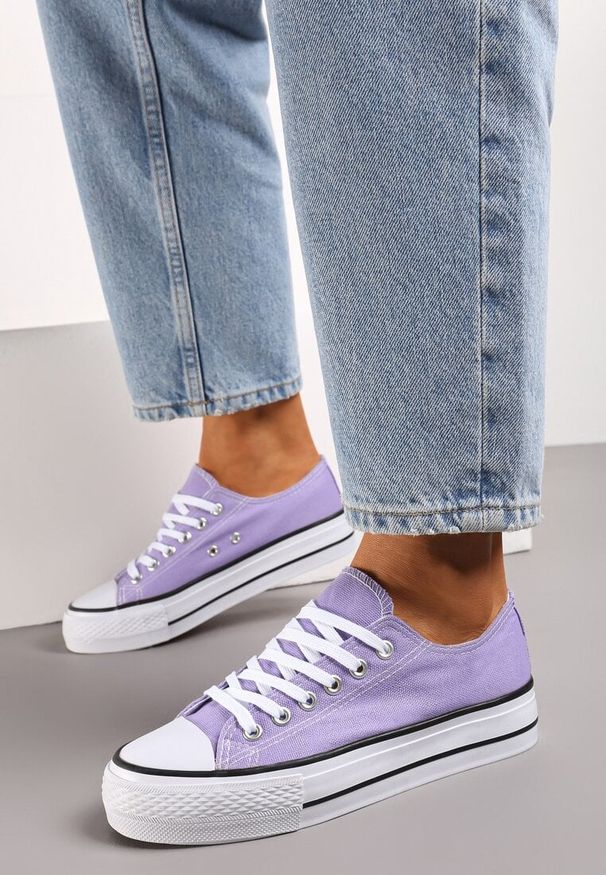 Renee - Jasnofioletowe Krótkie Trampki Sznurowane Rosasnowa. Okazja: na spacer. Kolor: fioletowy. Materiał: jeans, skóra. Obcas: na płaskiej podeszwie. Styl: klasyczny