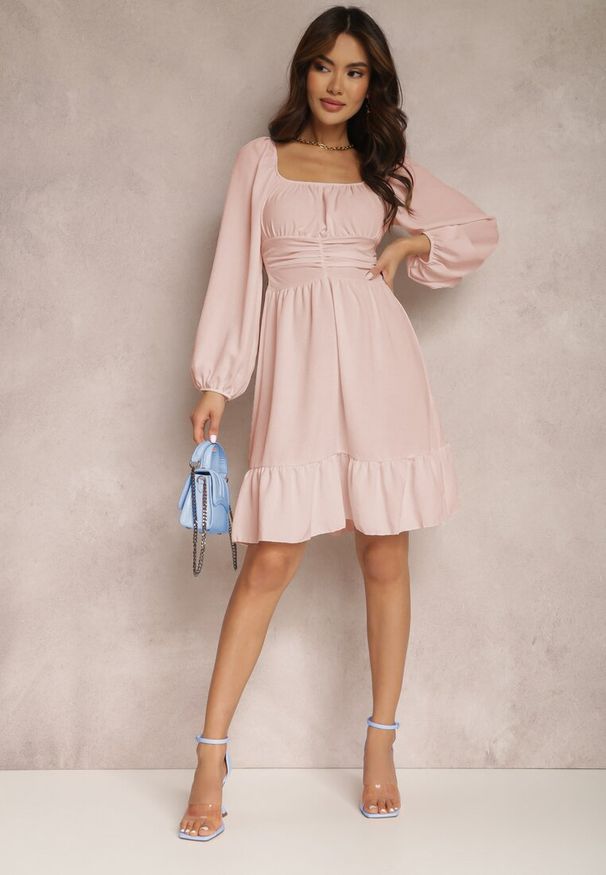 Renee - Ciemnoróżowa Sukienka Megadia. Typ kołnierza: dekolt kwadratowy. Kolor: różowy. Typ sukienki: rozkloszowane. Styl: klasyczny