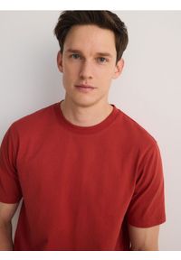 Reserved - Bawełniany t-shirt regular fit - intenstywna czerwień. Kolor: czerwony. Materiał: bawełna #1