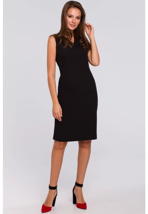 Sukienki.shop - Klasyczna elegancka sukienka midi z dekoltem V czarna. Okazja: na randkę, do pracy, na imprezę. Kolor: czarny. Długość rękawa: bez rękawów. Styl: elegancki, klasyczny. Długość: midi