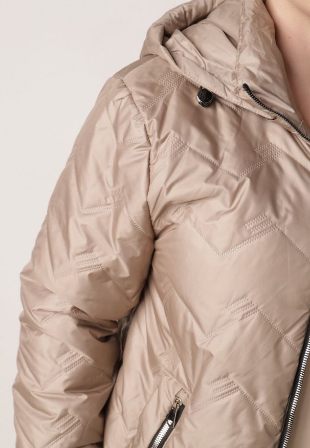 Born2be - Ciemnobeżowa Przejściowa Pikowana Kurtka z Odpinanym Kapturem Nevistta. Okazja: do pracy, na co dzień, na spacer. Kolekcja: plus size. Kolor: beżowy. Materiał: jeans, poliester. Styl: elegancki, casual