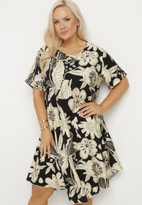 Born2be - Czarna Wiskozowa Sukienka w Kwiaty Divolla. Okazja: na co dzień. Typ kołnierza: dekolt w serek. Kolor: czarny. Wzór: kwiaty. Typ sukienki: proste. Materiał: wiskoza. Długość rękawa: krótki rękaw. Sezon: lato. Styl: casual #5