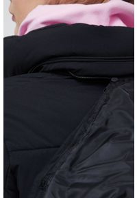 Calvin Klein Jeans kurtka J20J219007.9BYY damska kolor czarny zimowa. Okazja: na co dzień. Kolor: czarny. Materiał: poliester, włókno, materiał. Wzór: gładki. Sezon: zima. Styl: casual #7