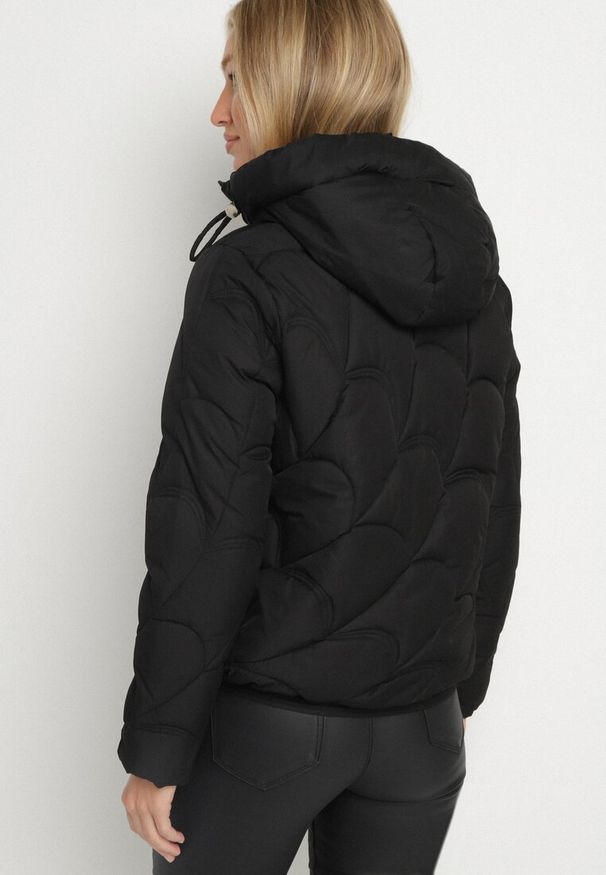 Born2be - Czarna Pikowana Kurtka z Kapturem i Bocznymi Zdobieniami Ollenea. Okazja: do pracy, na spacer, na co dzień, na spotkanie biznesowe. Typ kołnierza: kaptur. Kolor: czarny. Materiał: jeans. Wzór: aplikacja. Styl: casual, elegancki, biznesowy