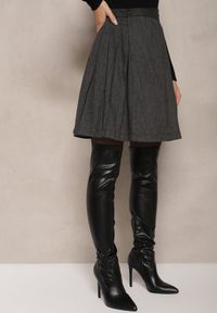 Renee - Szara Rozkloszowana Spódnica Preppy z Plisami Enavirra. Okazja: na co dzień, na imprezę, na spacer. Kolor: szary. Materiał: jedwab. Styl: klasyczny, casual