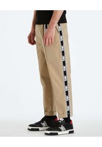 DSG - Beżowe spodnie z logowanymi lampasami. Kolor: beżowy. Materiał: bawełna