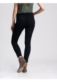 Volcano - Czarne klasyczne spodnie damskie rurki, 7/8 R‑FLORA. Kolor: czarny. Materiał: materiał, elastan, bawełna, tkanina. Wzór: aplikacja. Styl: klasyczny