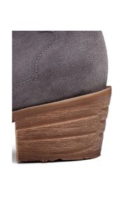 Marco Shoes Szare botki z naturalnego zamszu bez ocieplenia. Kolor: szary. Materiał: zamsz