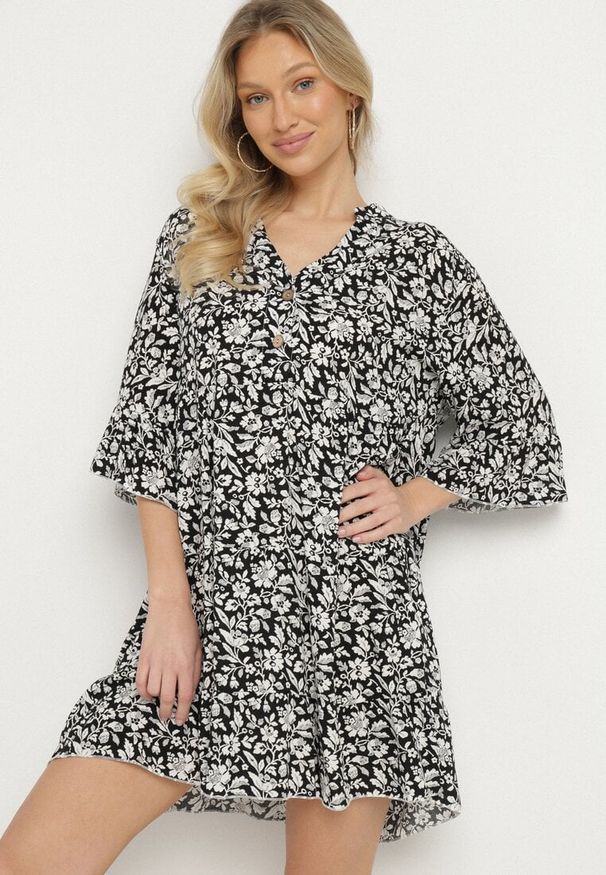 Born2be - Czarna Bawełniana Sukienka w Kwiaty o Rozkloszowanym Kroju Jenaleira. Okazja: na co dzień. Typ kołnierza: dekolt w serek. Kolor: czarny. Materiał: bawełna. Długość rękawa: krótki rękaw. Wzór: kwiaty. Styl: casual, klasyczny