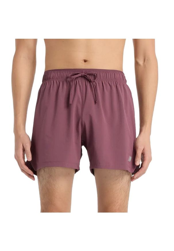 Spodenki New Balance MS41286FDP - bordowe. Kolor: czerwony. Materiał: poliester, materiał, tkanina. Sport: fitness