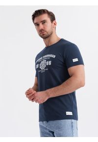 Ombre Clothing - Bawełniany t-shirt męski z nadrukiem w stylu college – granatowy V3 - Rozmiar: L. Okazja: na uczelnię. Kolor: niebieski. Materiał: bawełna. Wzór: nadruk