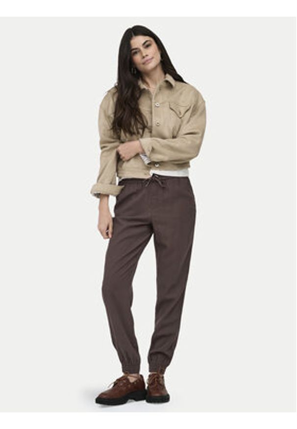 only - ONLY Spodnie dresowe Kelda 15203946 Brązowy Regular Fit. Kolor: brązowy. Materiał: wiskoza